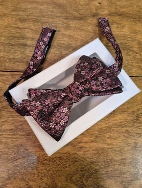 CALVIN KLEIN Men's Jacquard Floral Pre-Tied Bow Tie Bold Burgundy & Pink
